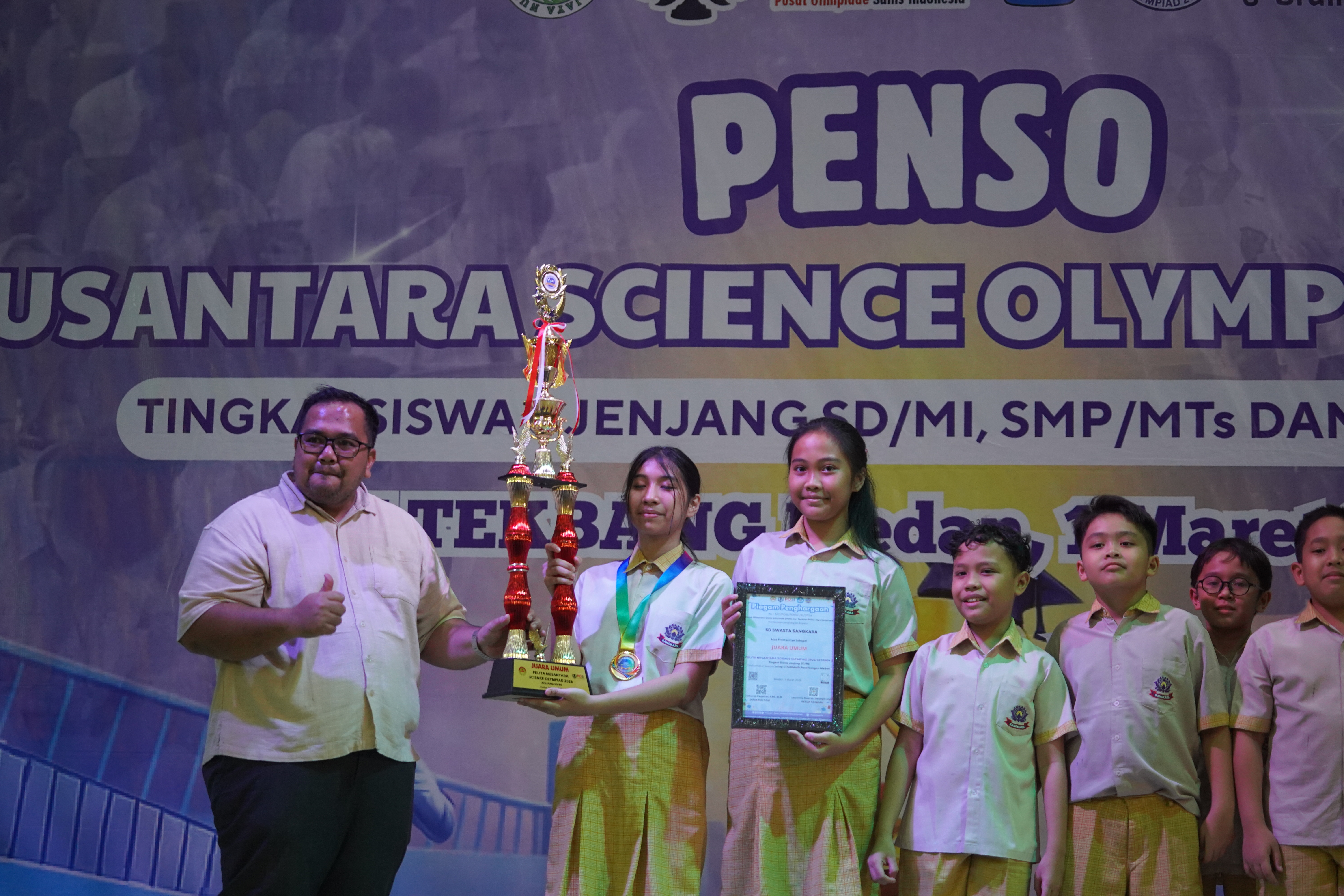Piala dan Piagam Penghargaan